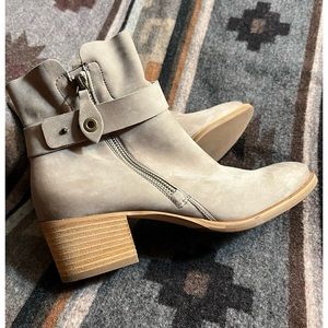 New Paul Green "Sheridan" booties, size 9.5